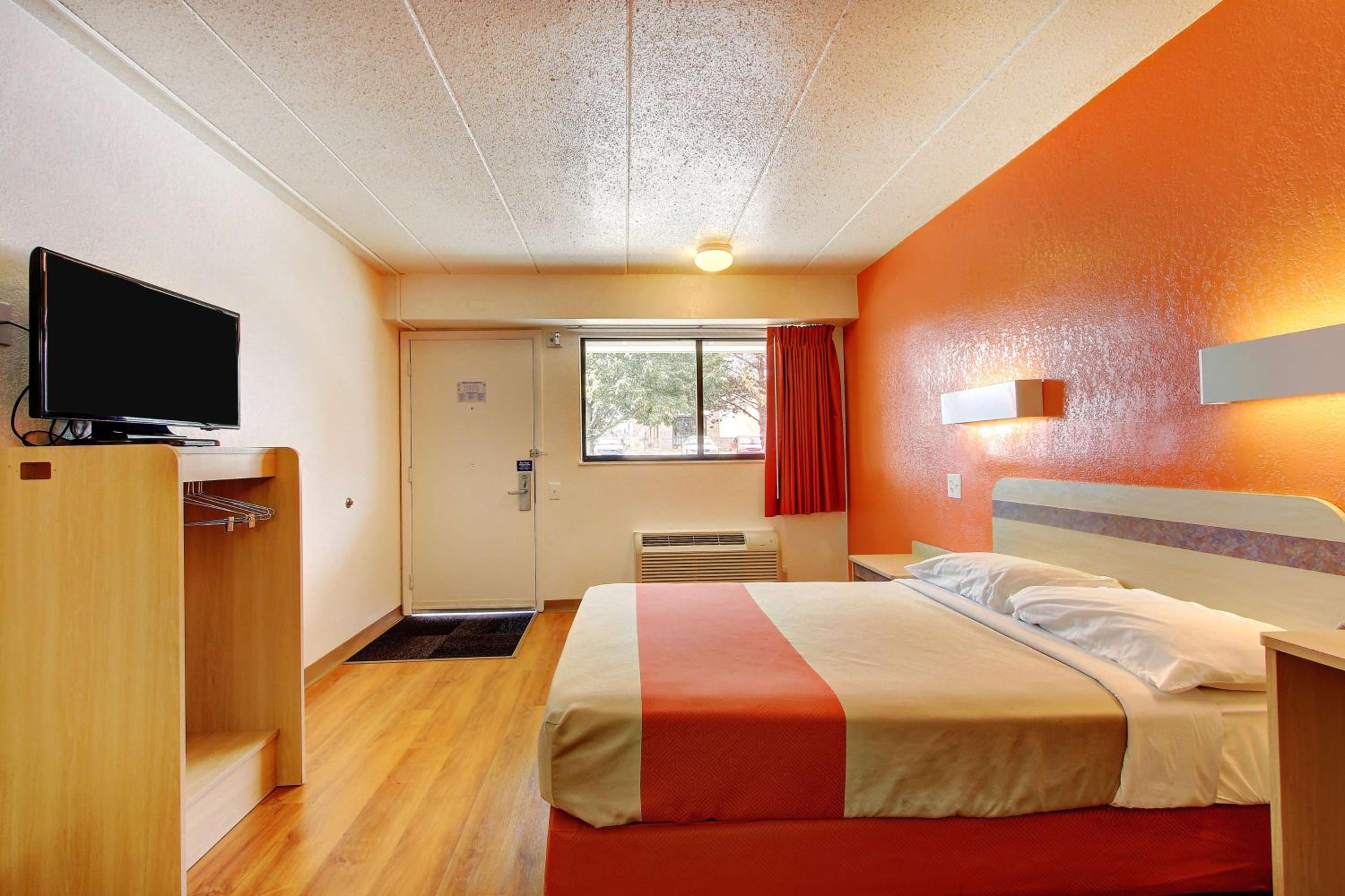 1 King Bed - Micfridge, Smoking