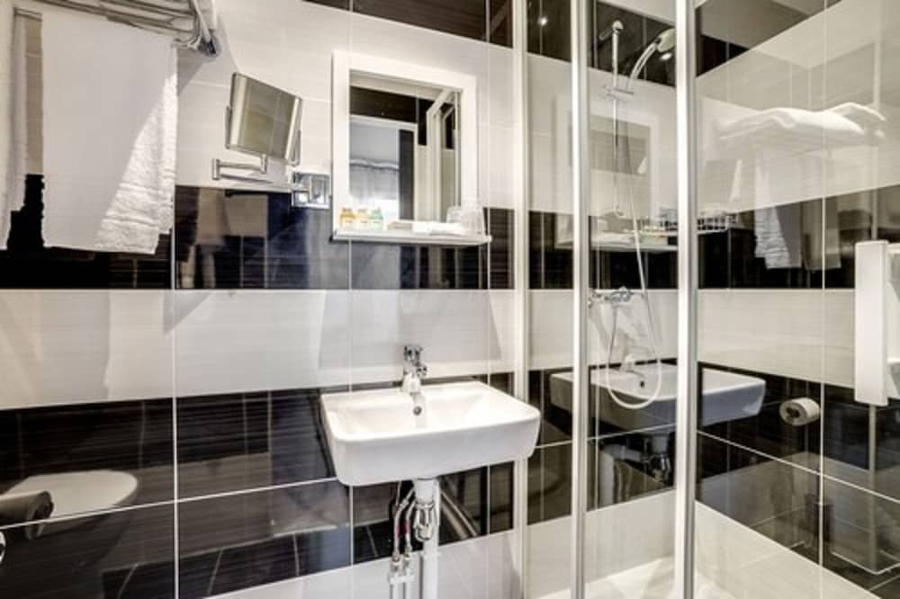 Paris Hotel Clichy 12/36