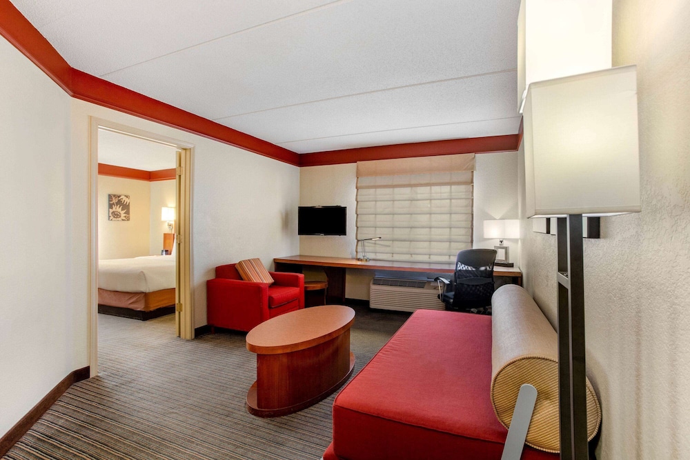 La Quinta Inn Suites Raleigh Crabtree 36/49