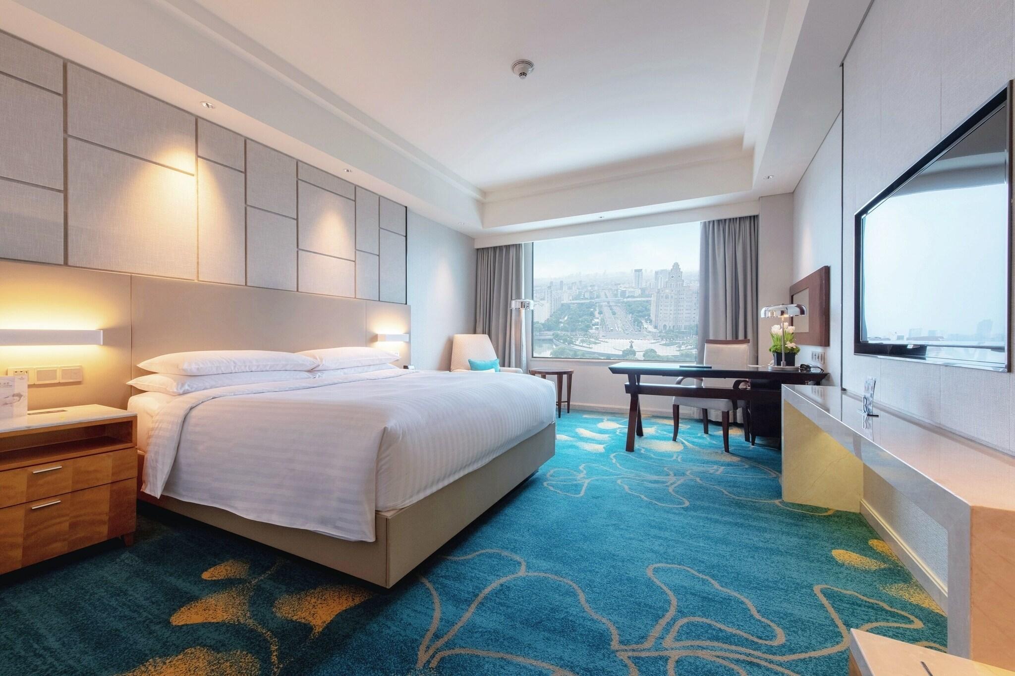 غرفة بسرير مزدوج بإطلالة على المدينة، Renaissance Suzhou Hotel 2/4