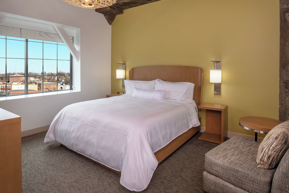 1 Bedroom, Suite, King Bed, Sofa