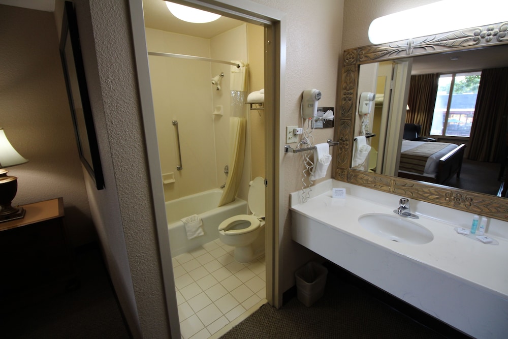 Magnuson Grand Hotel and Conference Center Tyler 20/59