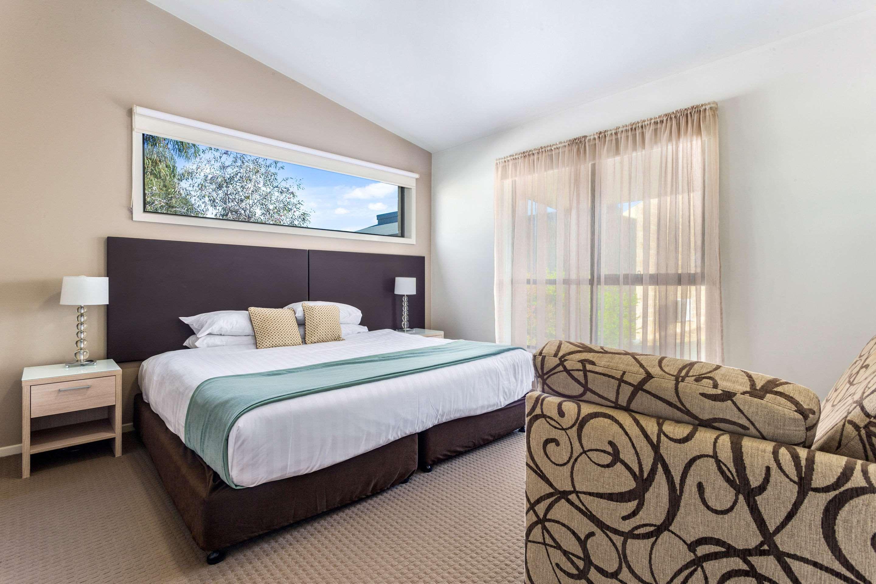 SUITE, KING BED