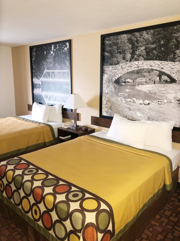 Super 8 By Wyndham Three Rivers 5/20