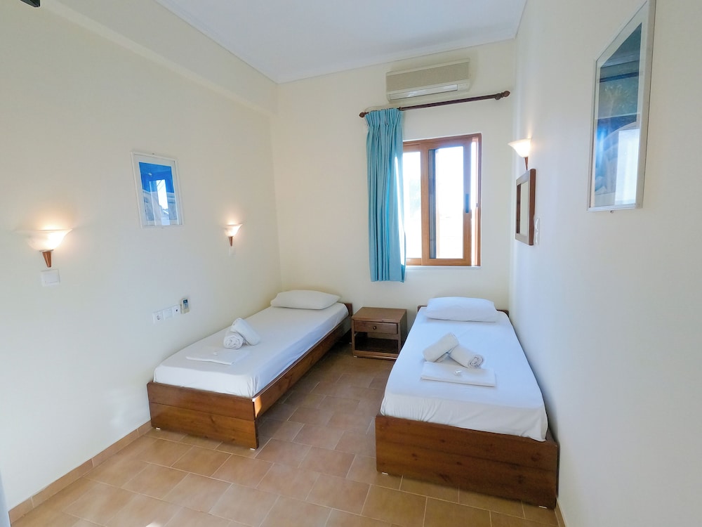 ROOM, TWIN BEDS