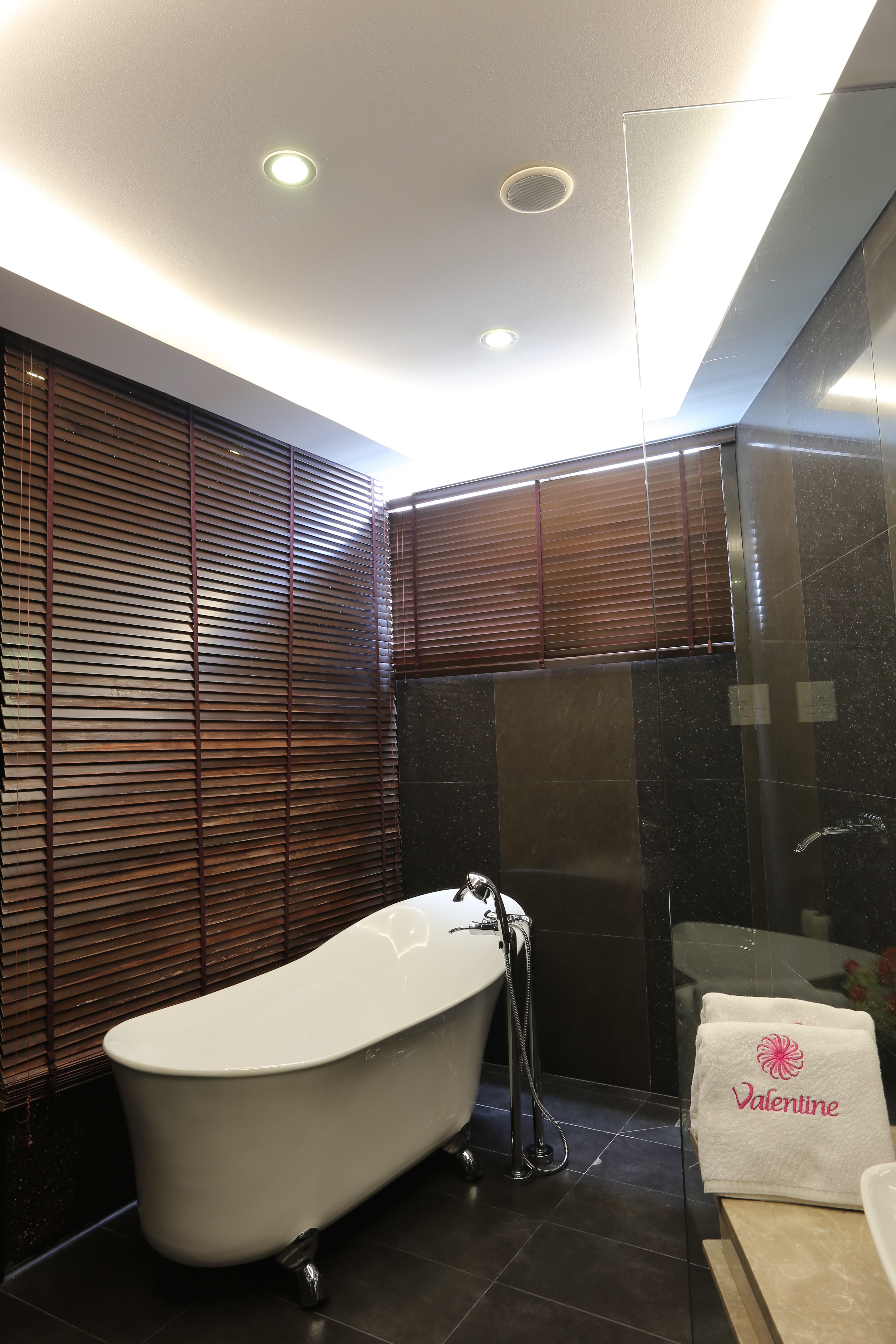 Valentine Hotel 33/36