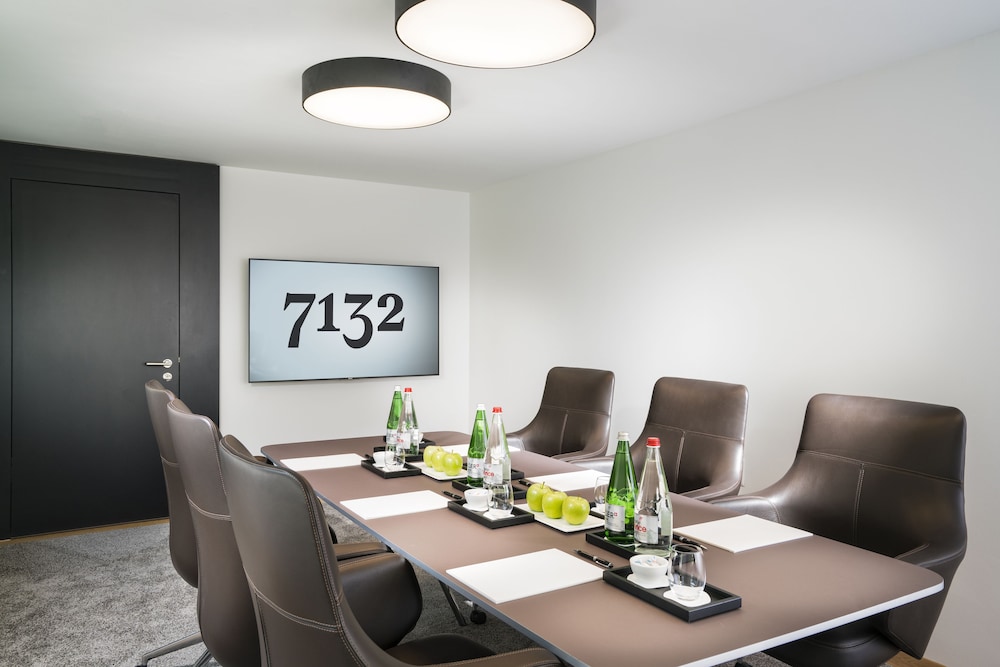 7132 Hotel 32/47