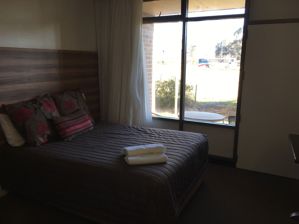 RED CEDARS MOTEL CANBERRA 22/42