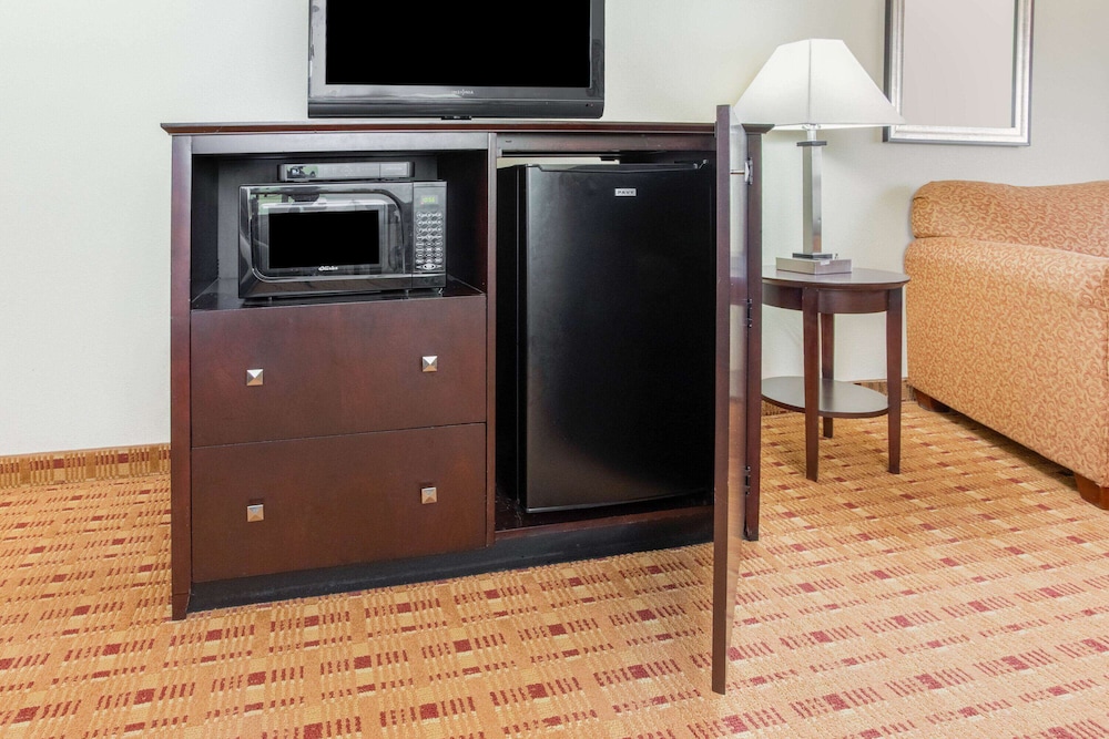 La Quinta Inn & Suites by Wyndham Ennis 20/50