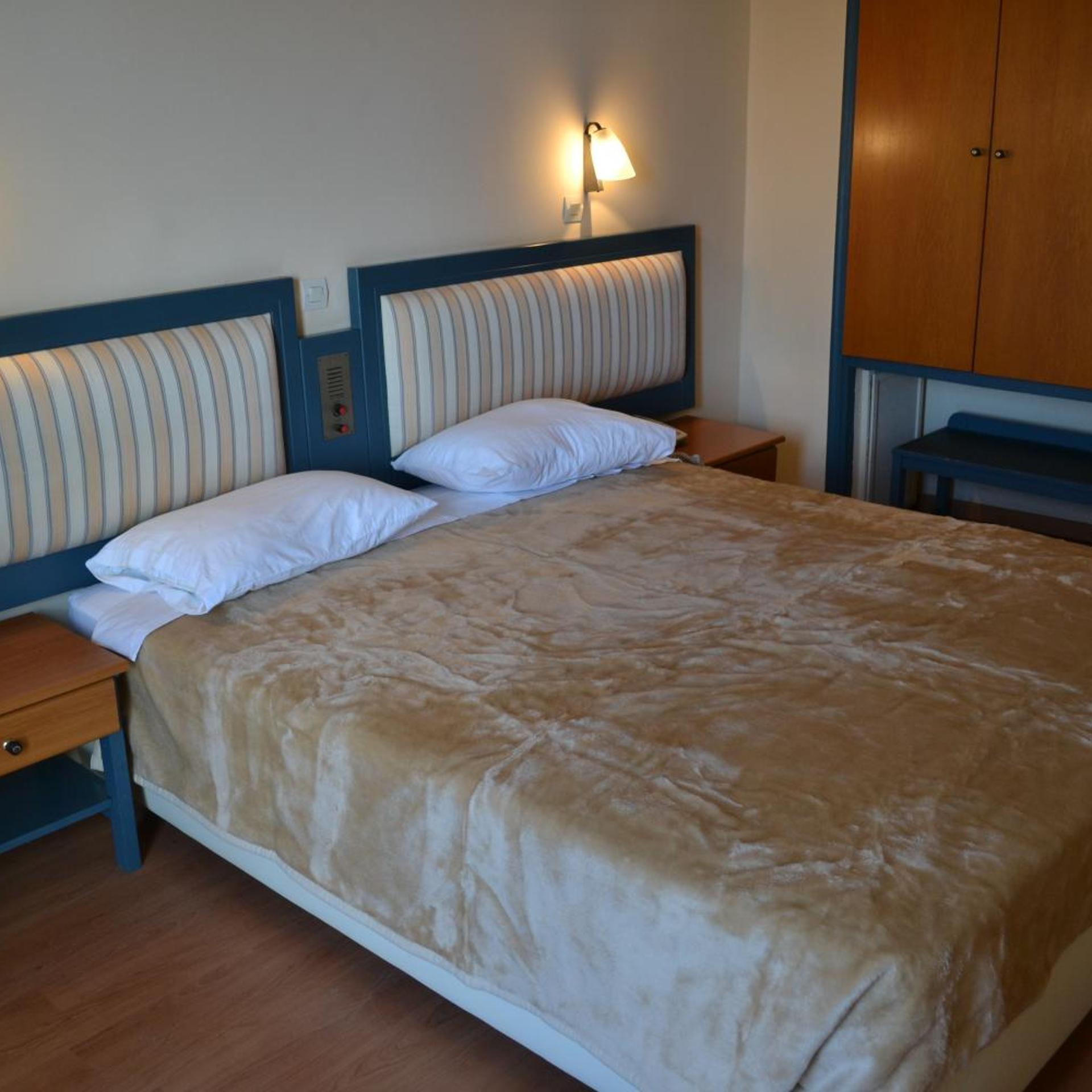 SINGLE ROOM
