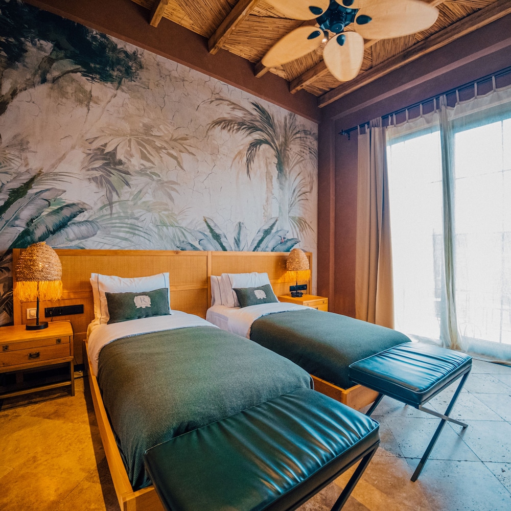 The Remote Hotel 4/44