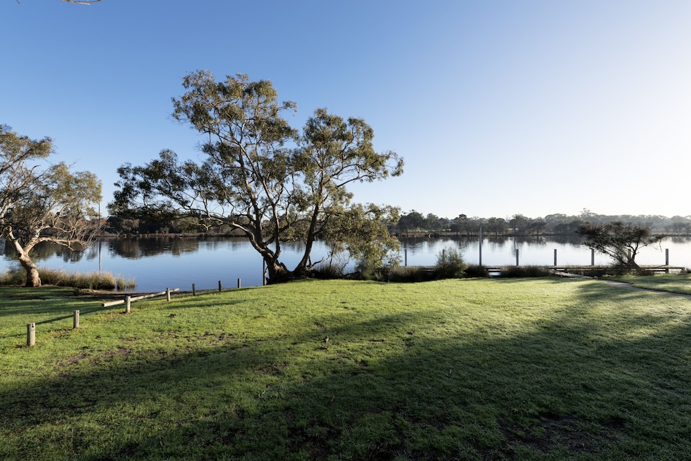 Swan River Hotel 53/56