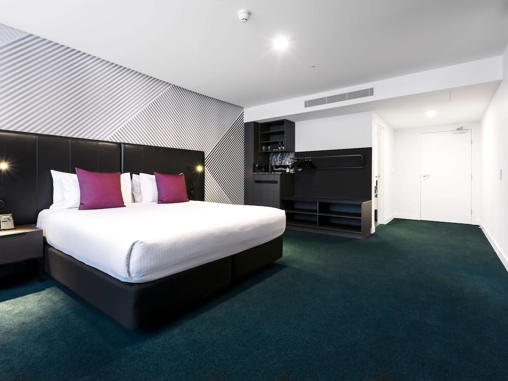 SUPERIOR, KING BED, ACCESSIBLE