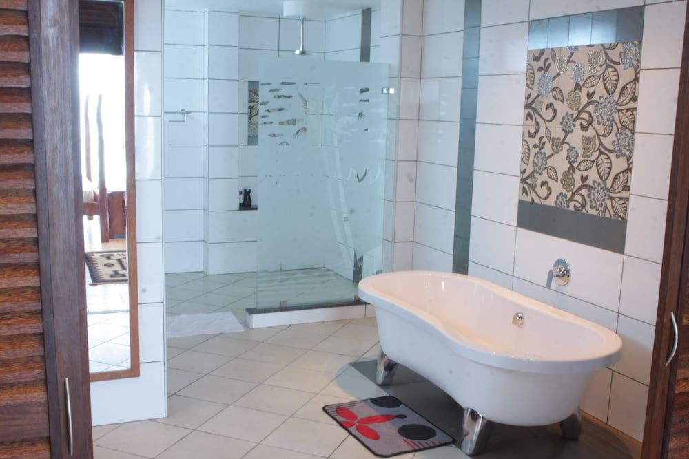 Cowrie Shell Beach Apartments 48/50