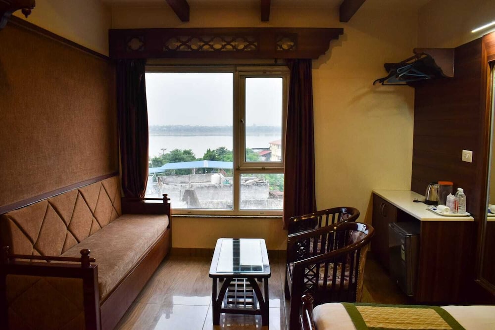 OYO Premium Assi Ghat 50/50