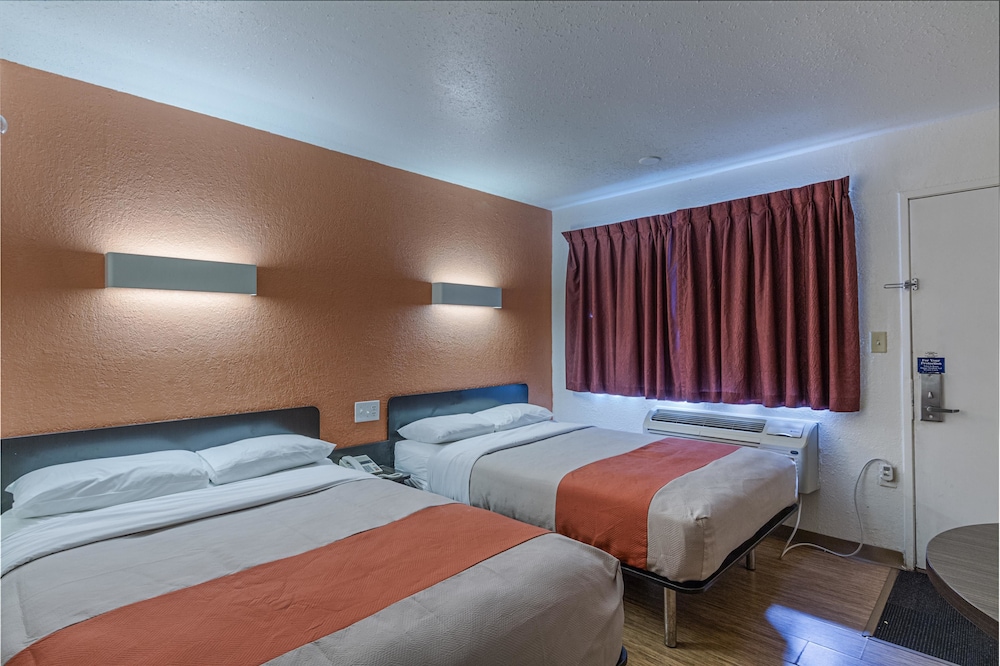 Motel6 Oshkosh, WI 29/67