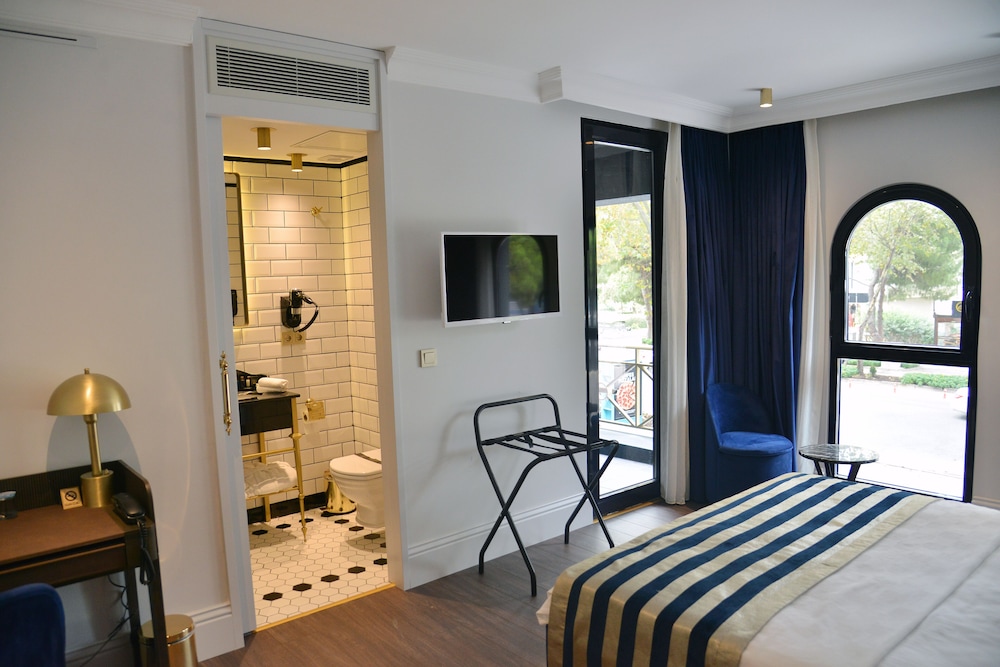 A11 Exclusive Hotel 12/25