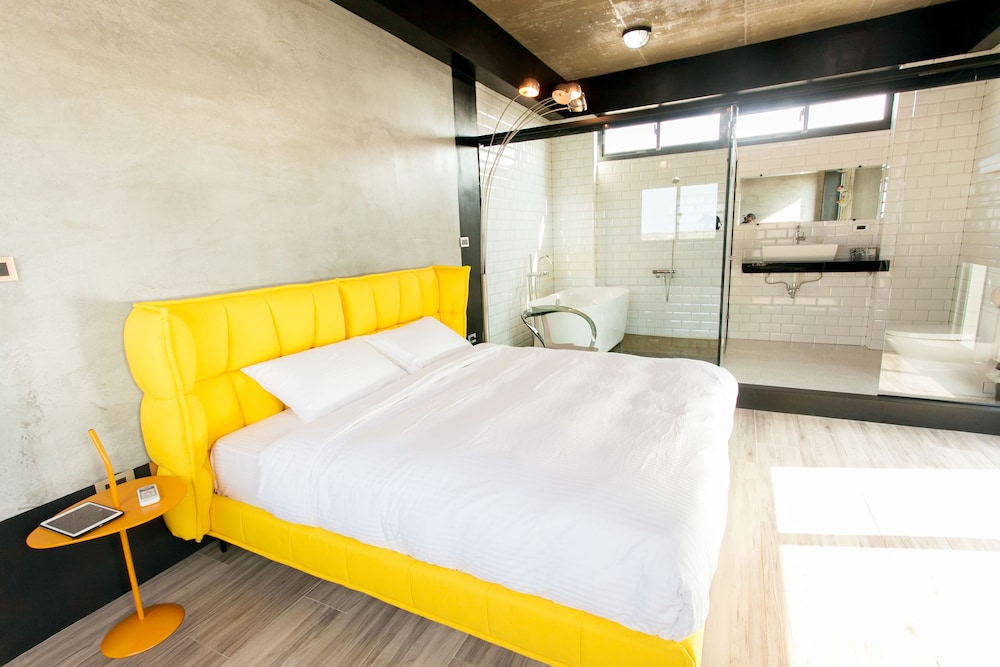 ROOM, DOUBLE BED, BATHTUB