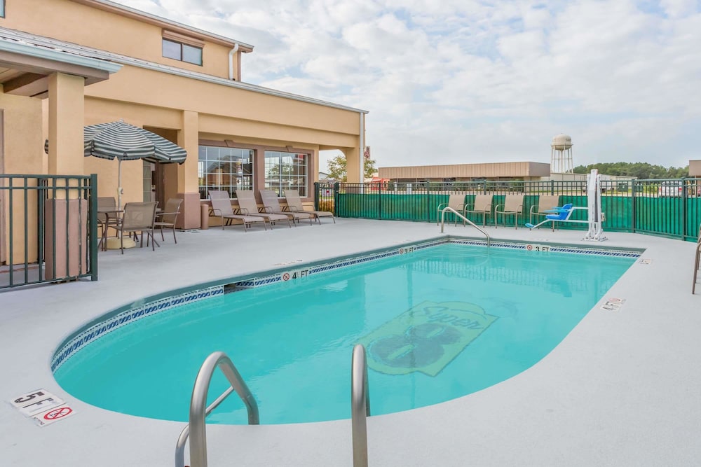 Super 8 by Wyndham Santee 3/23