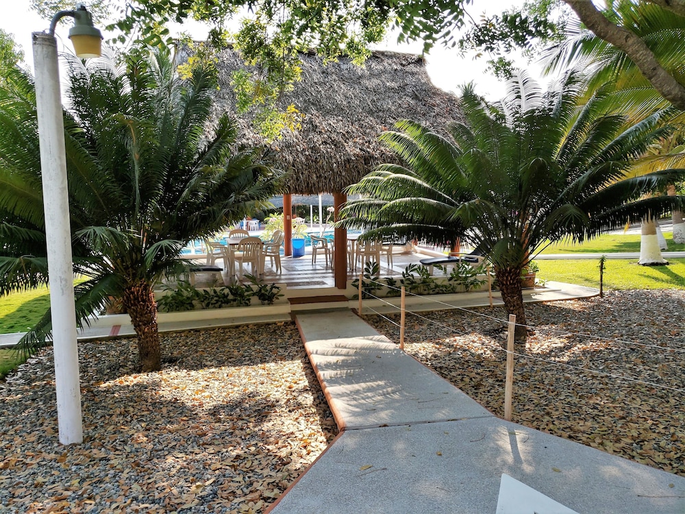 Hotel &amp; Club Campestre Altos Paraiso 32/50