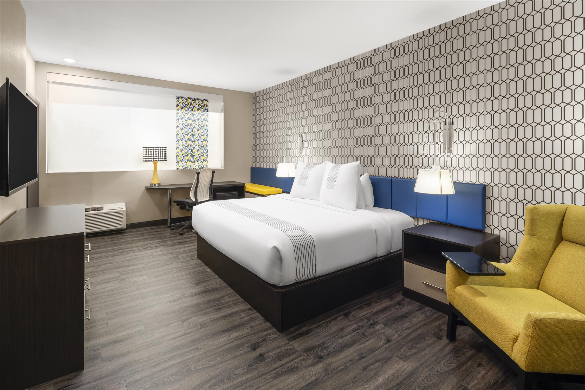 غرفة بسرير كينج بحوض استحمام لذوي الإعاقة، Glo Best Western Dawley Farms In Sioux Falls 3/7