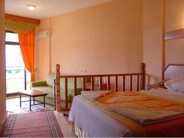 Amos Hotel 13/54