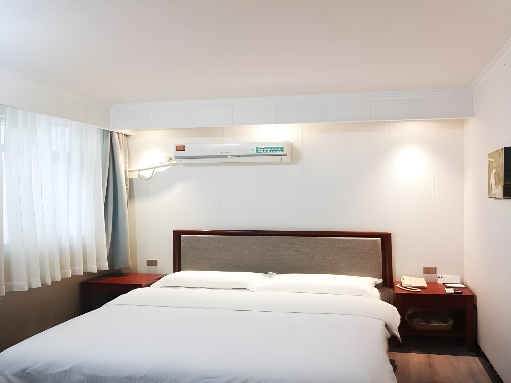 ROOM, QUEEN BED