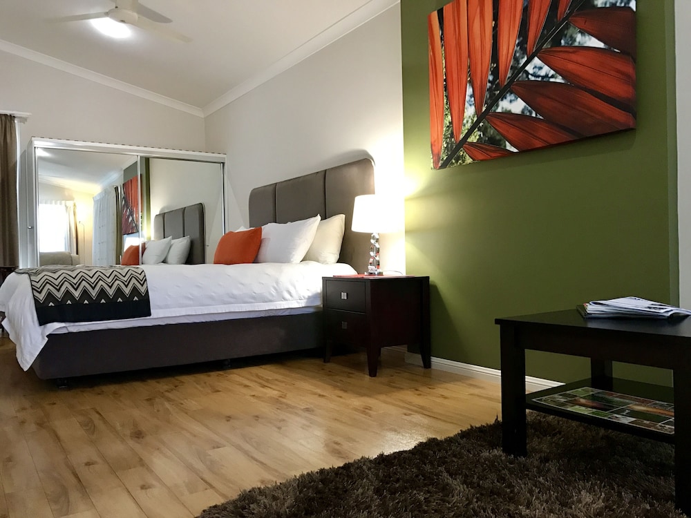 Camelot Boutique Accommodations 15/54