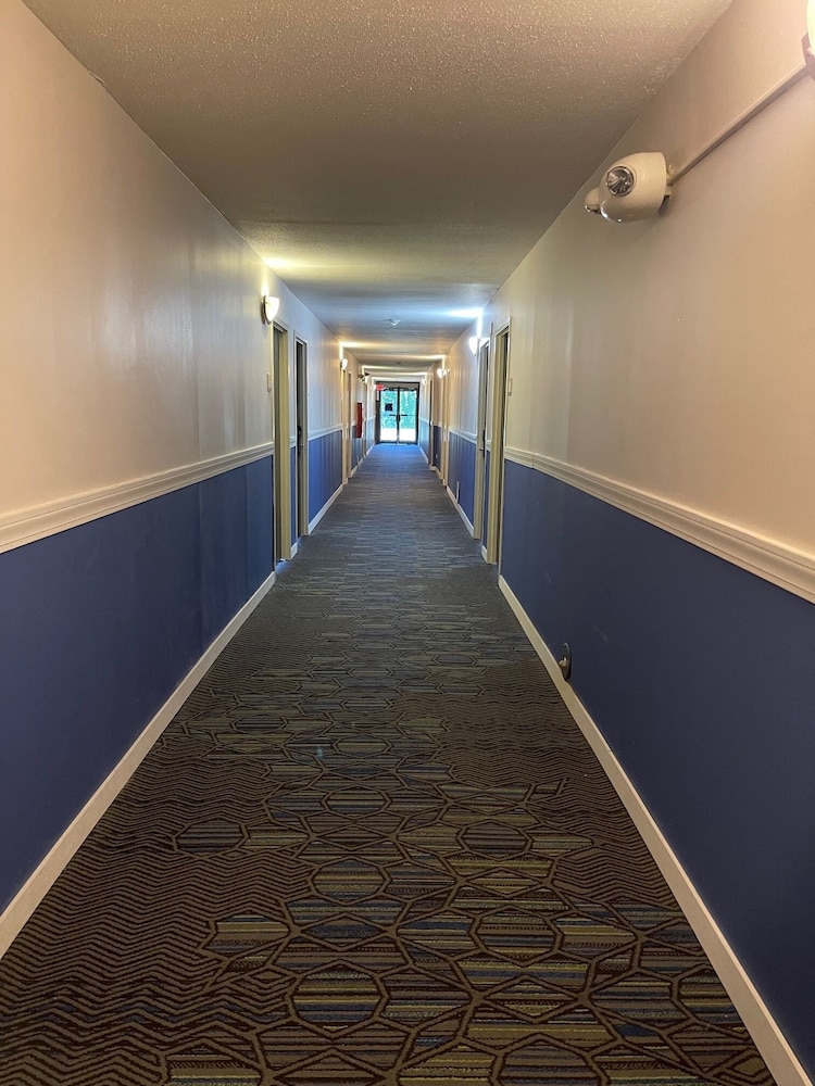 Mystic River Hotel & Suites 4/50