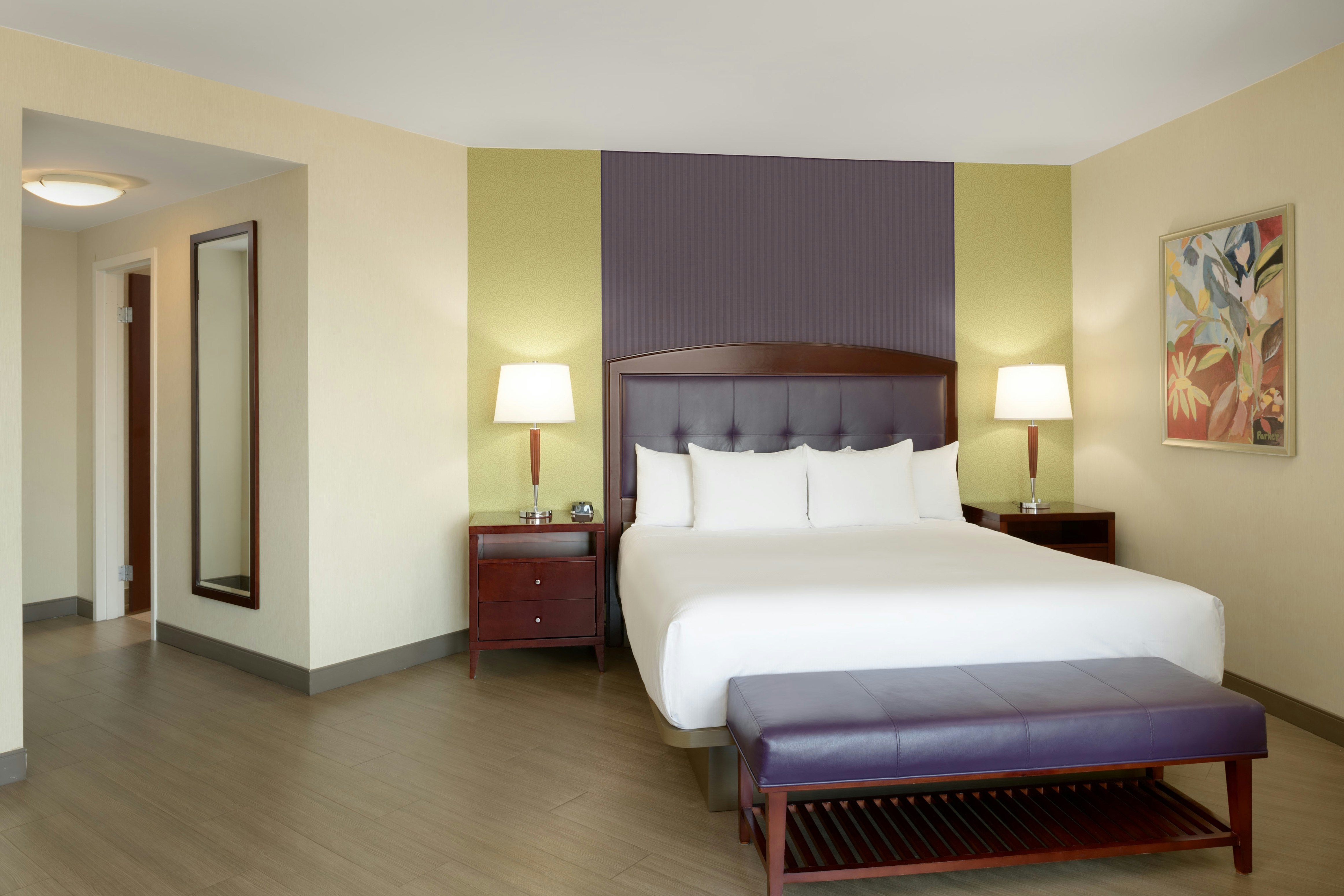DELUXE, KING BED, CITY VIEW, CORNER