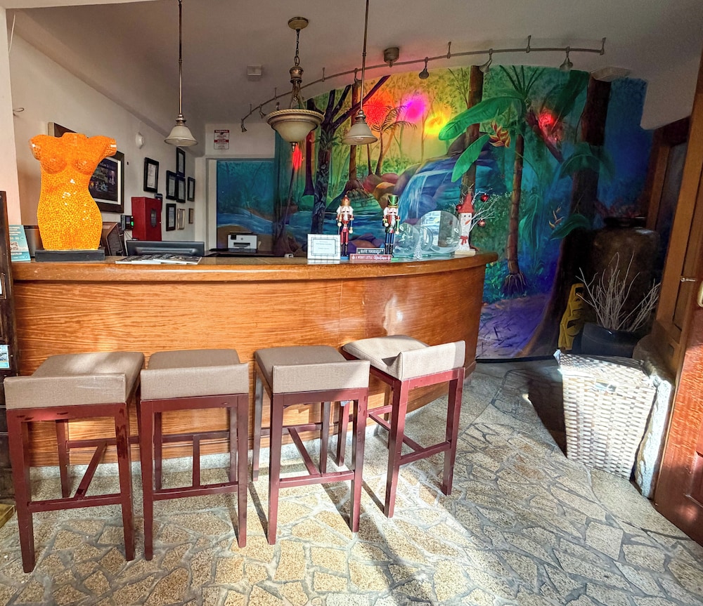 Acacia Boutique Hotel 65/75