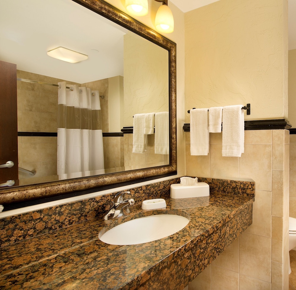 جناح بسرير كينج بغرفتين مع أريكة لذوي الإعاقة، Drury Inn & Suites Near La Cantera Parkway 5/7
