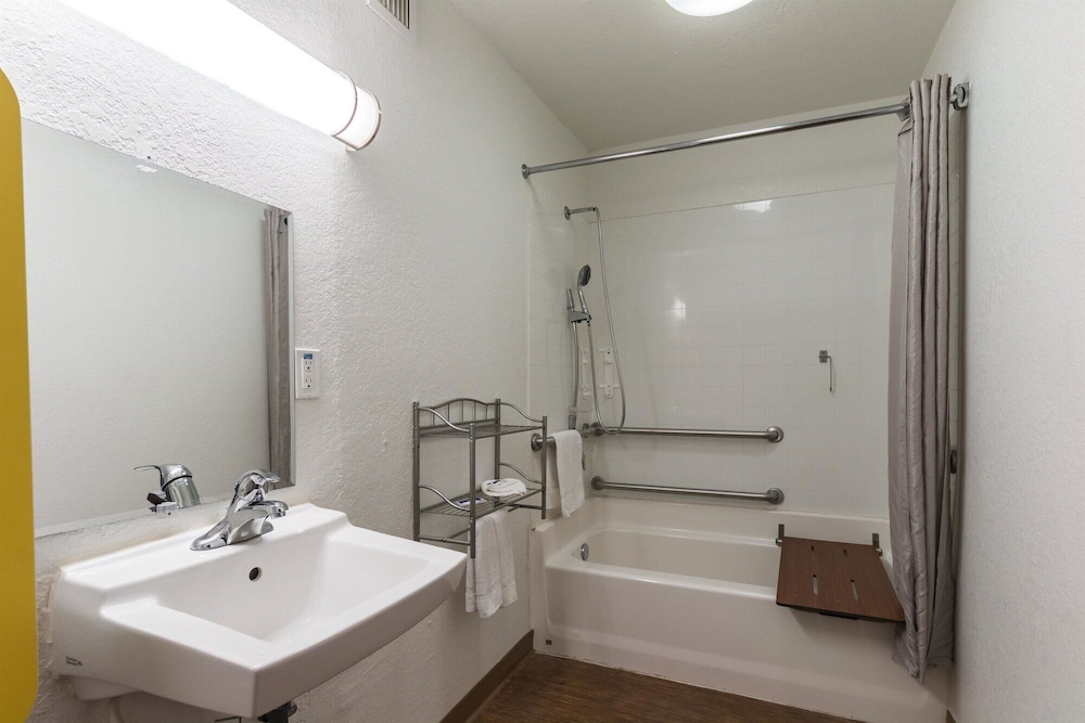Motel6 Uvalde, TX 46/51