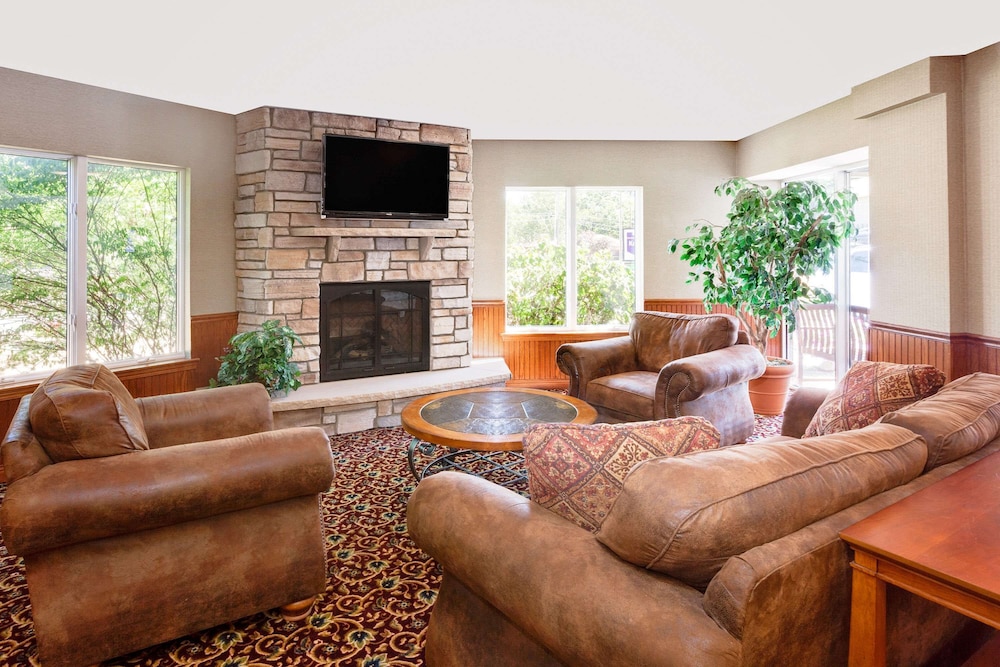 Super 8 by Wyndham Traverse City 19/21
