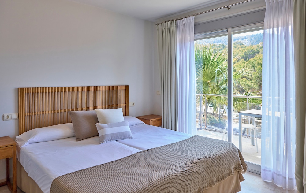 Beach House, Standard, 1 Queen and 4 Single Beds