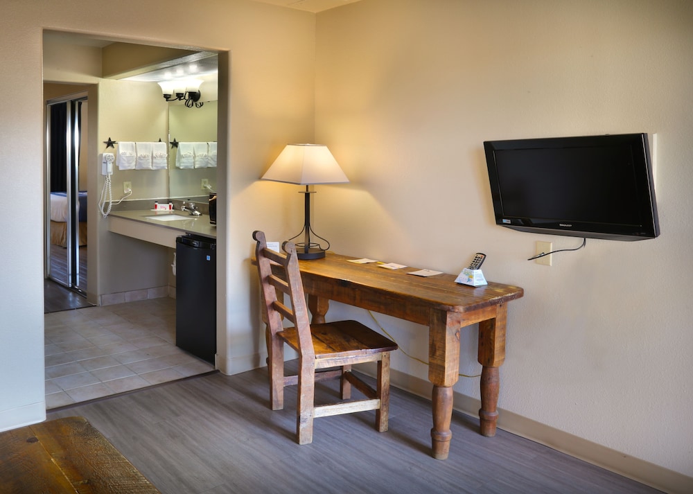 Days Inn Suites Llano 30/36