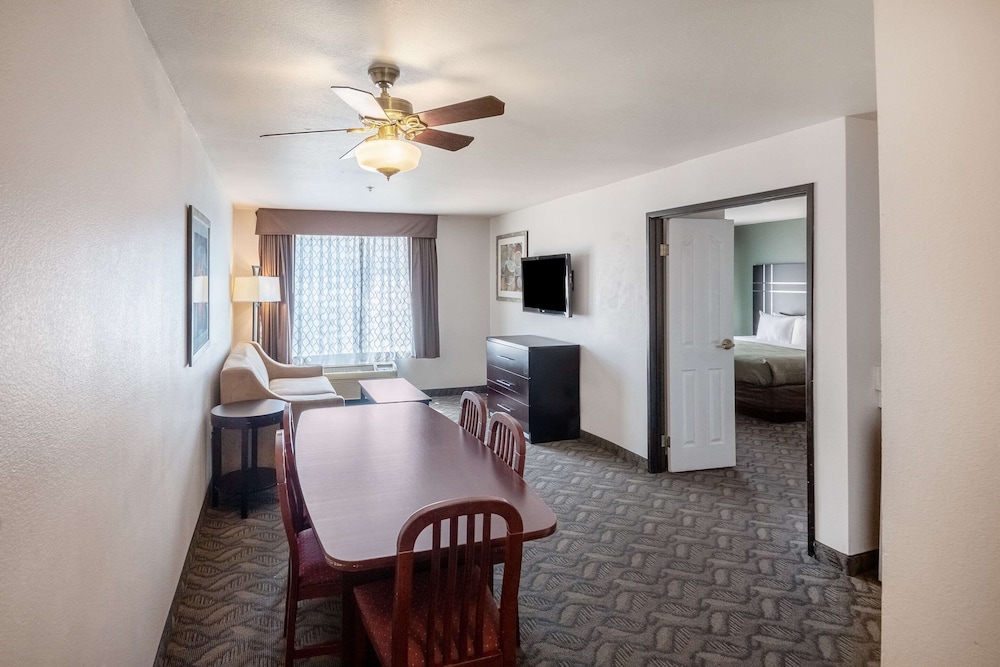Quality Inn and Suites Airport West 35/57