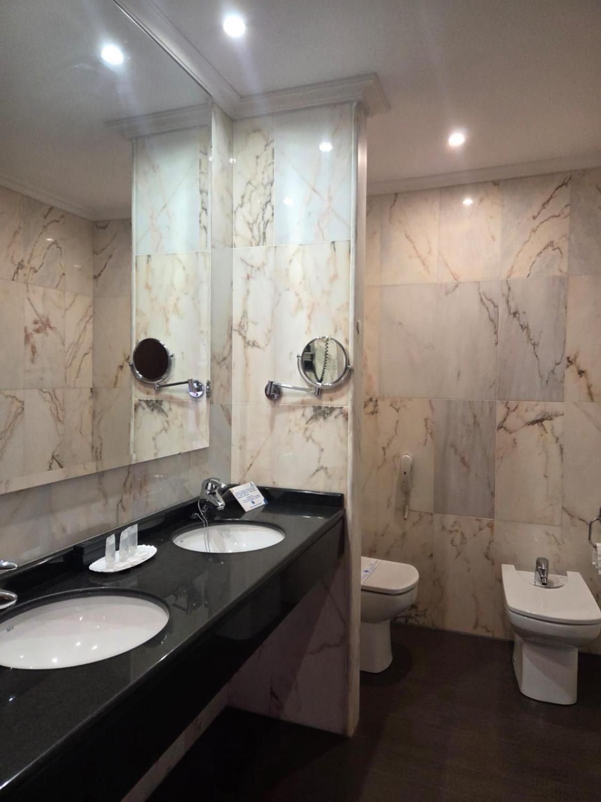 Hotel Leonor Miron 52/55