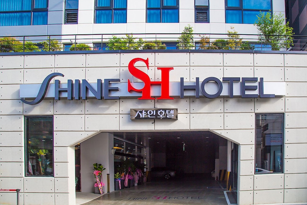 Shine Hotel 4/50