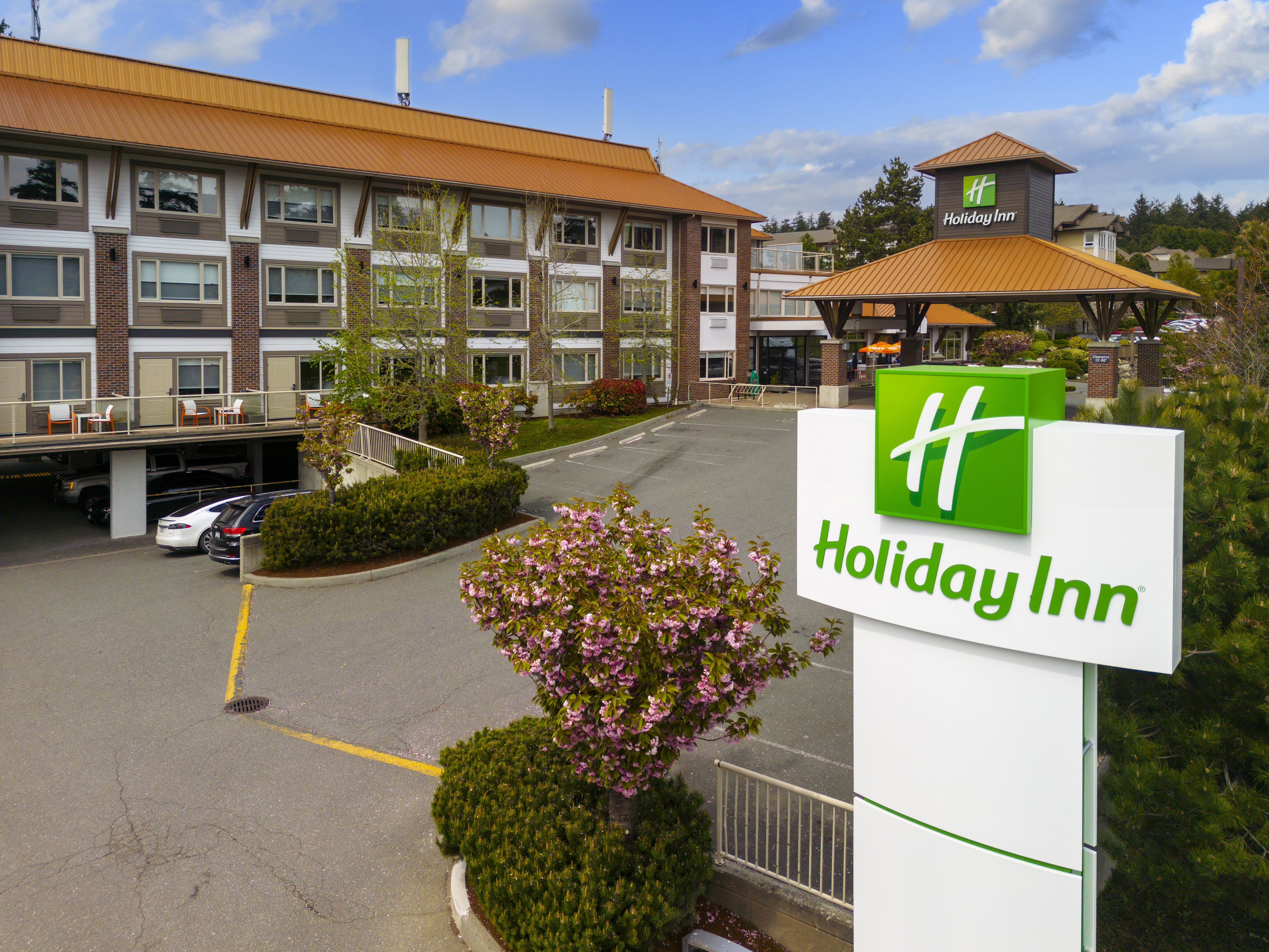 Elk Lake Inn Suites Victoria 72/81