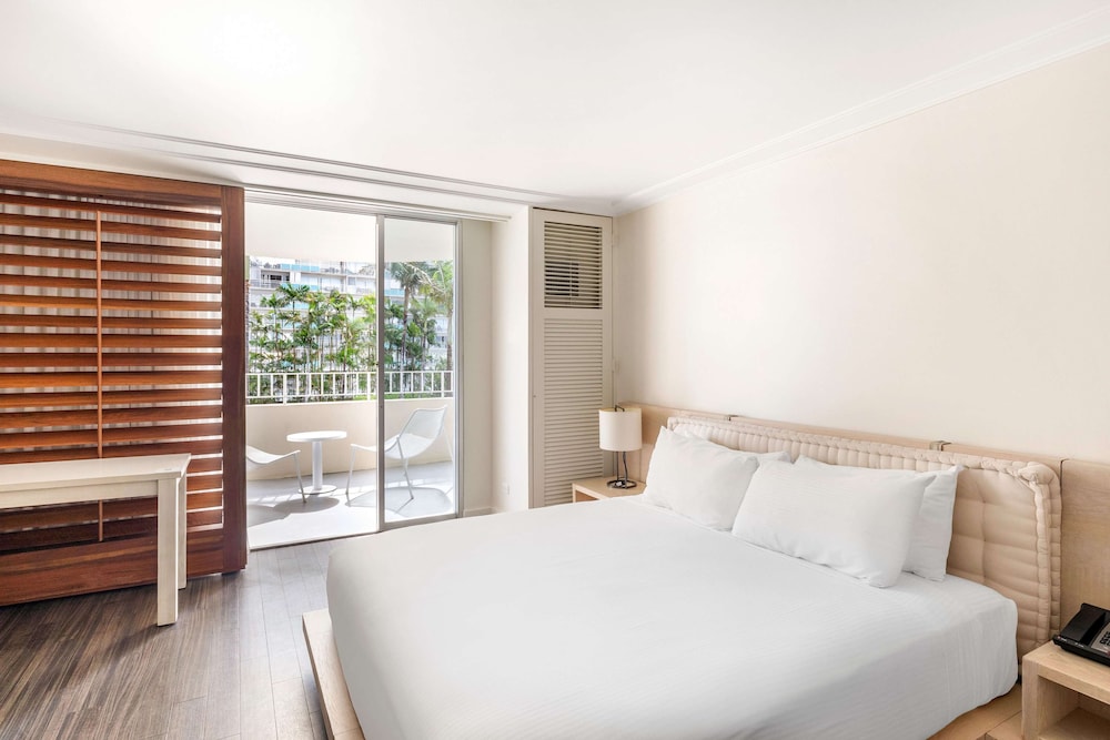 ROOM, KING BED, PARTIAL OCEAN VIEW