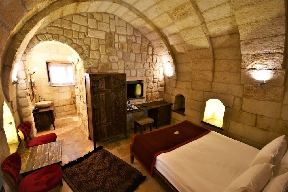 Under Cave Hotel 25/50