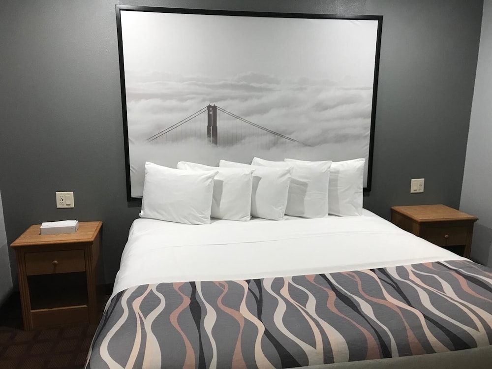 McGoverns Hotel and Suites 20/45