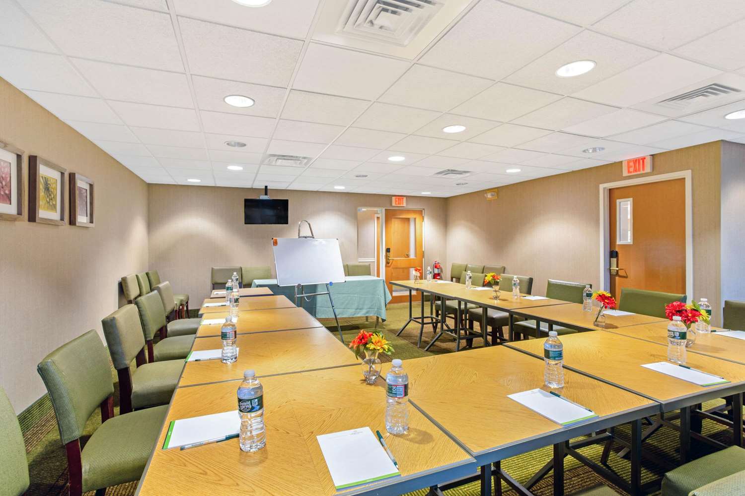La Quinta Inn & Suites by Wyndham Boston Somerville 45/52