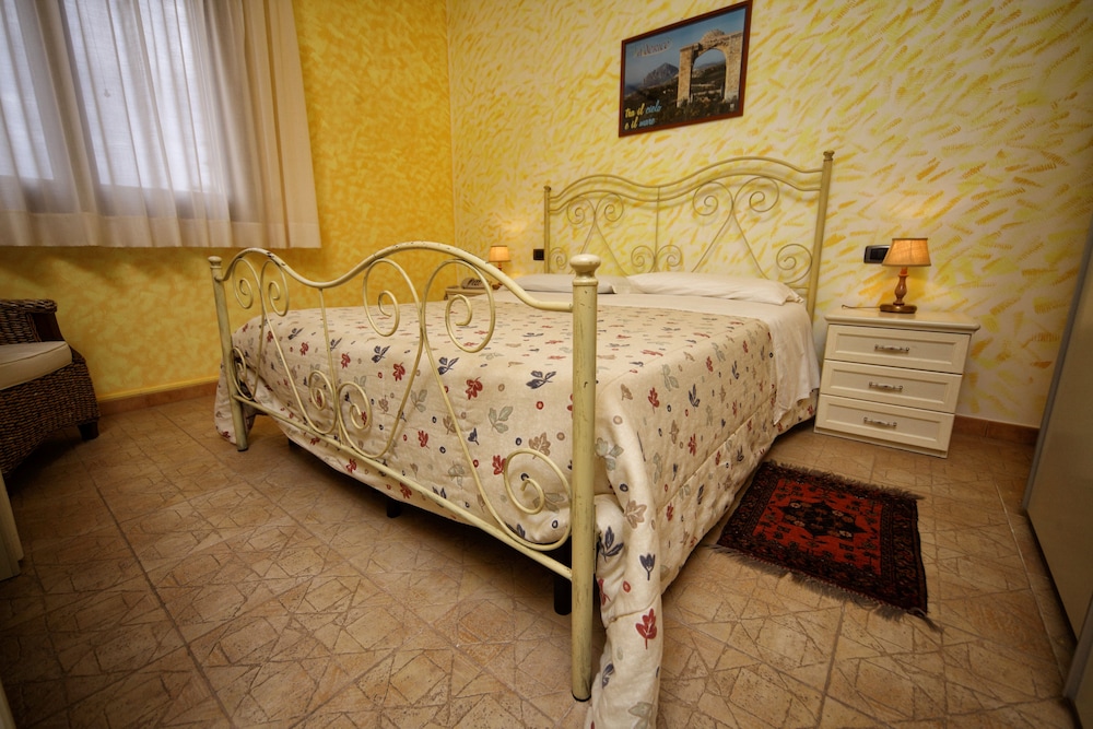 ROOM, DOUBLE OR TWIN BED