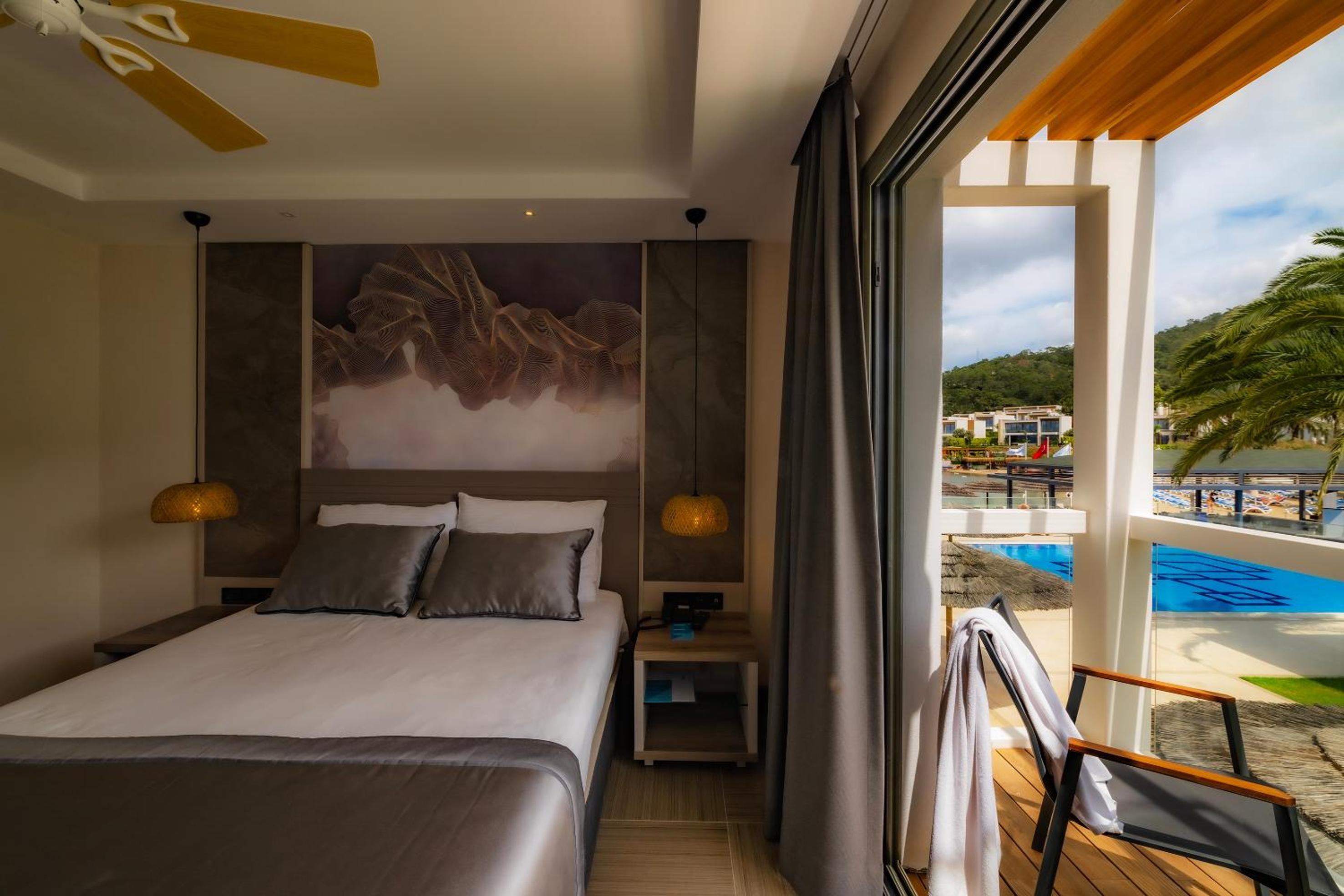Senior, Suite, King Bed