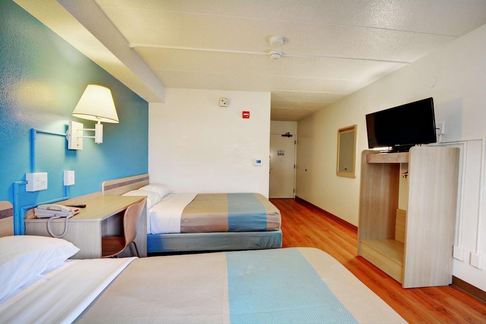 غرفة قياسية رباعية بسريرين كوين، Motel6 Newport, RI 3/10