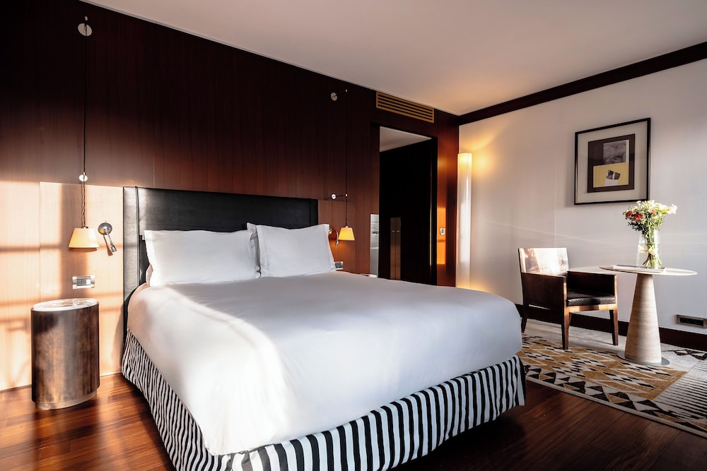 Panoramic, Prestige, Queen Bed, Arc De Triomphe View, Balcony