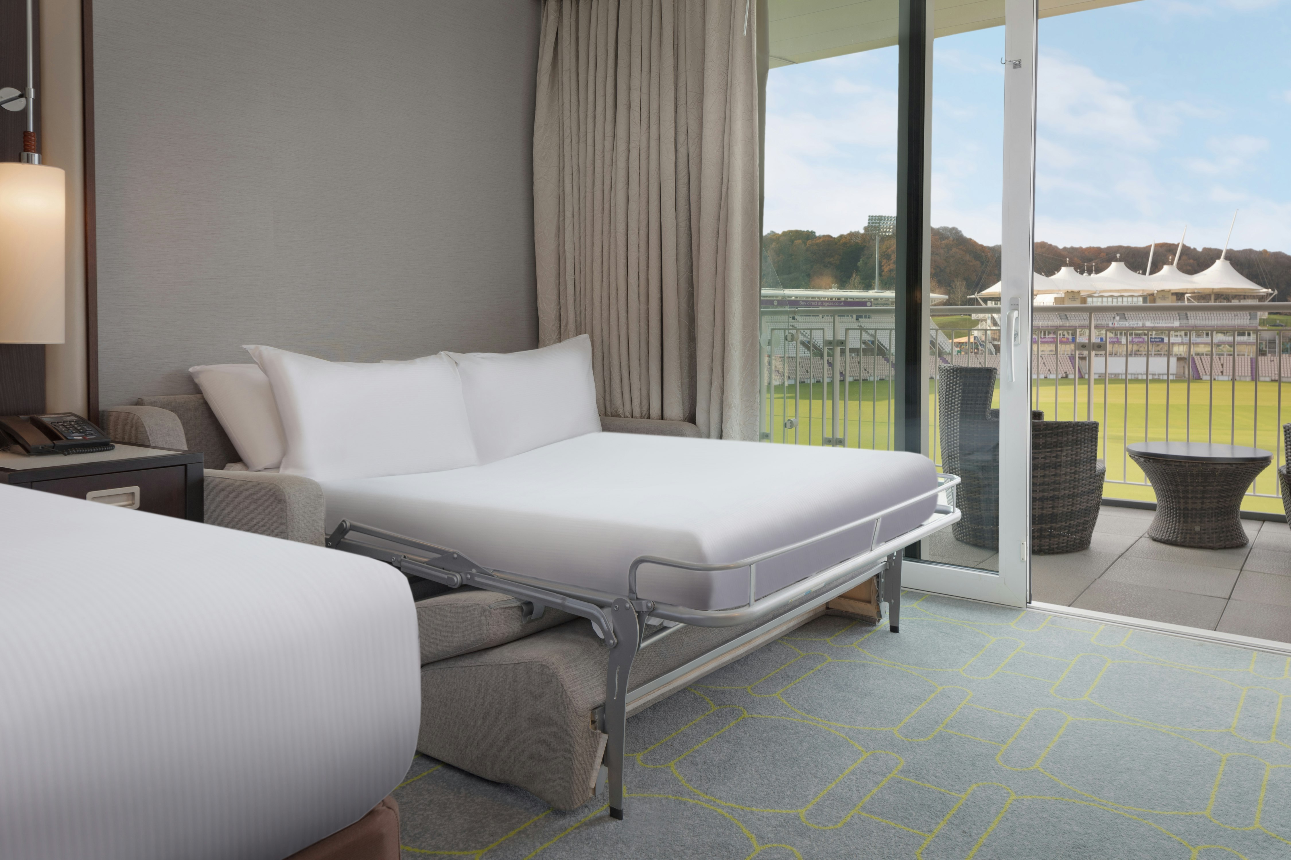 Deluxe, Queen Bed, with View