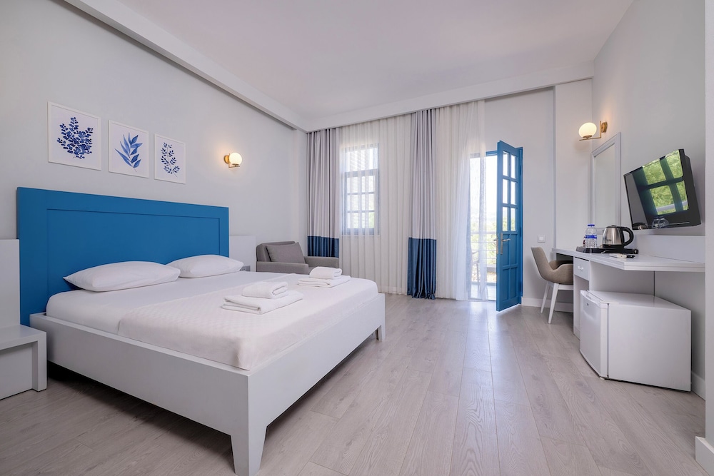 STANDARD, DOUBLE BED, MOUNTAIN VIEW